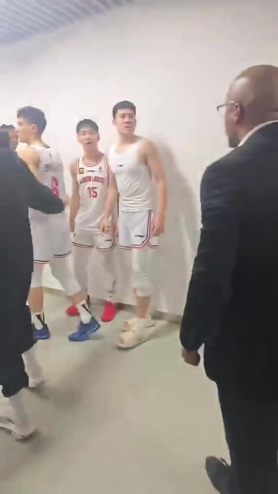 ?广州球员赛后聚集在更衣室通道！主帅怒斥：回更衣室去！