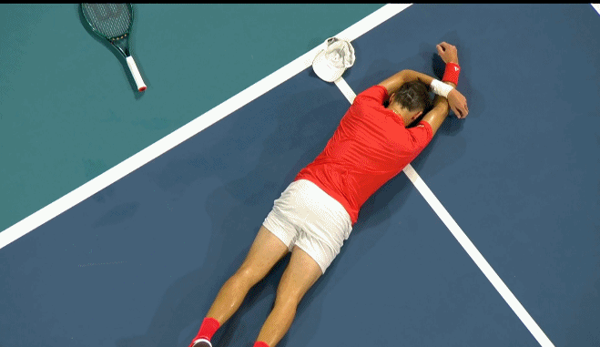 力克德约夺生涯首冠！19岁门希克取胜后趴在地上